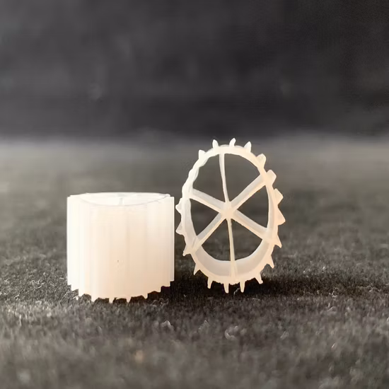 Bio medios filtrantes flotantes plásticos de Mbbr del HDPE para los medios Mbbr del tratamiento de aguas residuales/25*10m m